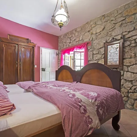 Mediterrane Steinfinca Mit Privatpool, Privatparkplatz, Bbq-bereich, Waschmaschine